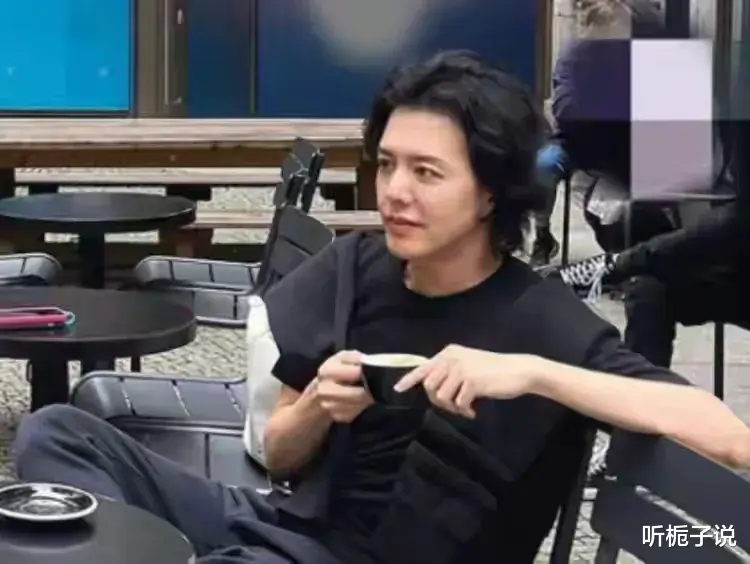 销声匿迹两年！李云迪现身国外，留短发身材消瘦，状态却越年轻