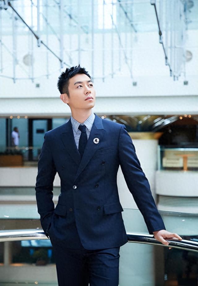 得罪郭麒麟后,朱亚文逐渐边缘化,网友怒骂:活该!他糊得不冤