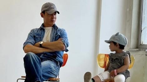 |朱珠工作老公带娃忙，父女俩戴棒球帽看艺术展，坐在板凳上像套娃