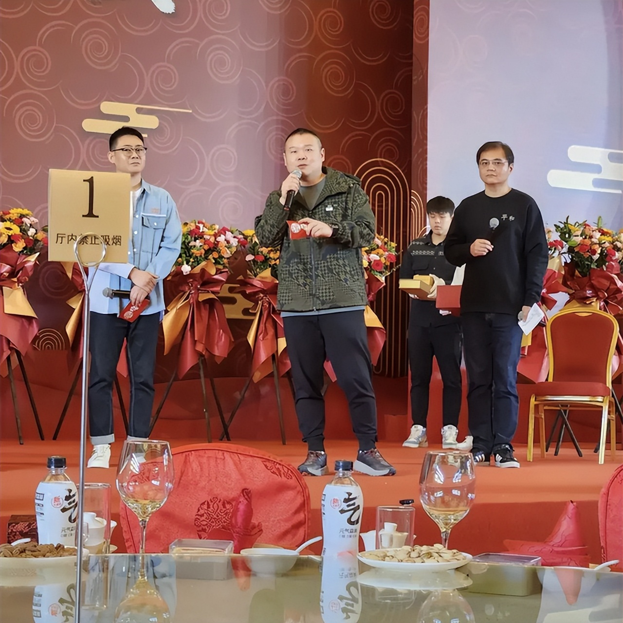 李亚鹏|郭德纲老婆演出，染绿头发容貌大变，郭麒麟忙叫妈弯腰递水显谦卑