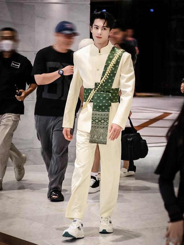 综艺节目|跑男泰国上班！杨颖黄绿色公主装神颜，蔡徐坤周深白鹿紫色一队！