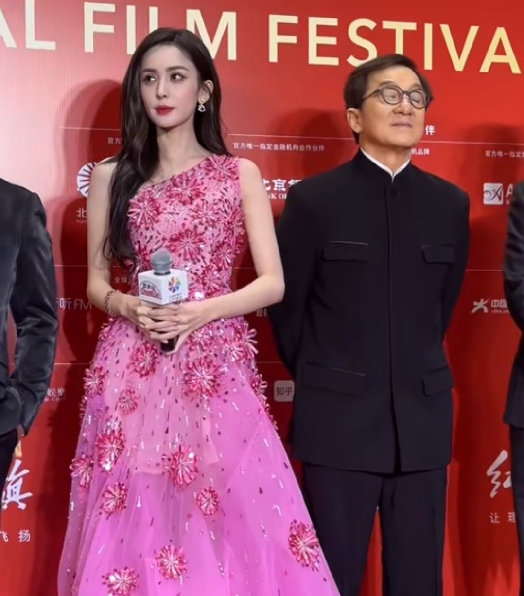 成龙|《神话2》剧组亮相北影节,C位惊艳,成龙当陪衬,张艺兴靠边站