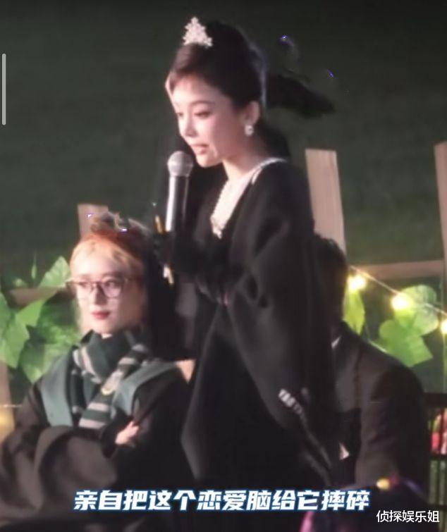 古力娜扎|古力娜扎回新疆母校,怼脸生图美得360度无死角,辣妹穿搭超抢镜