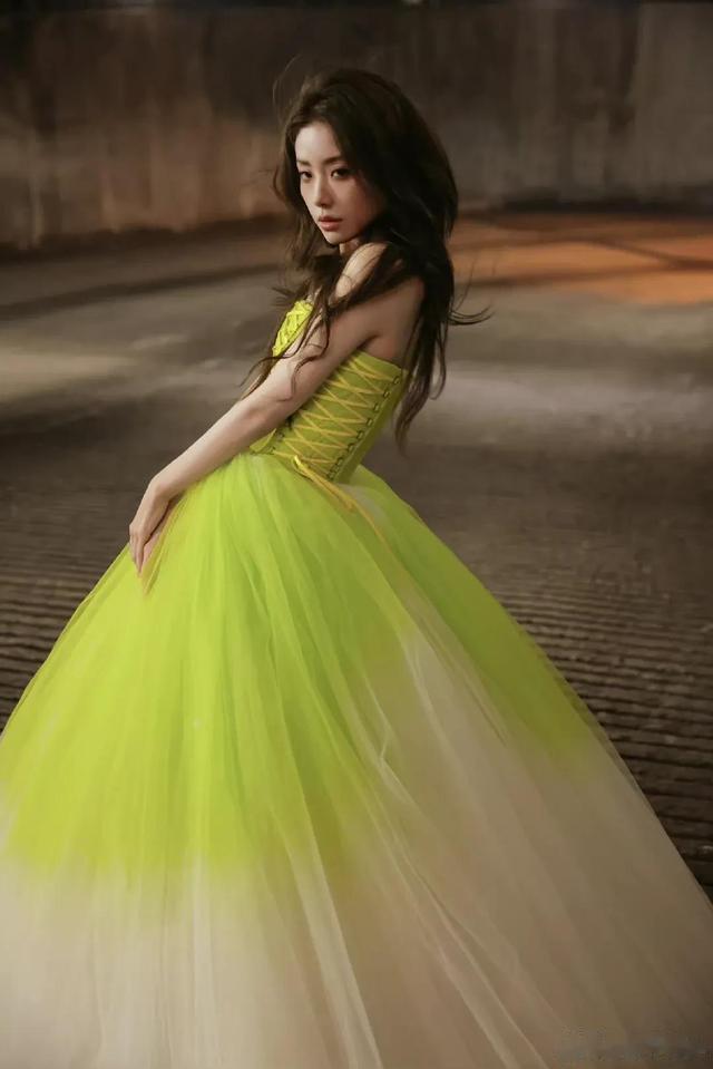 迪丽热巴|3月4日迪丽热巴黑西装造型气场全开，张天爱虞书欣抹胸裙性感迷人