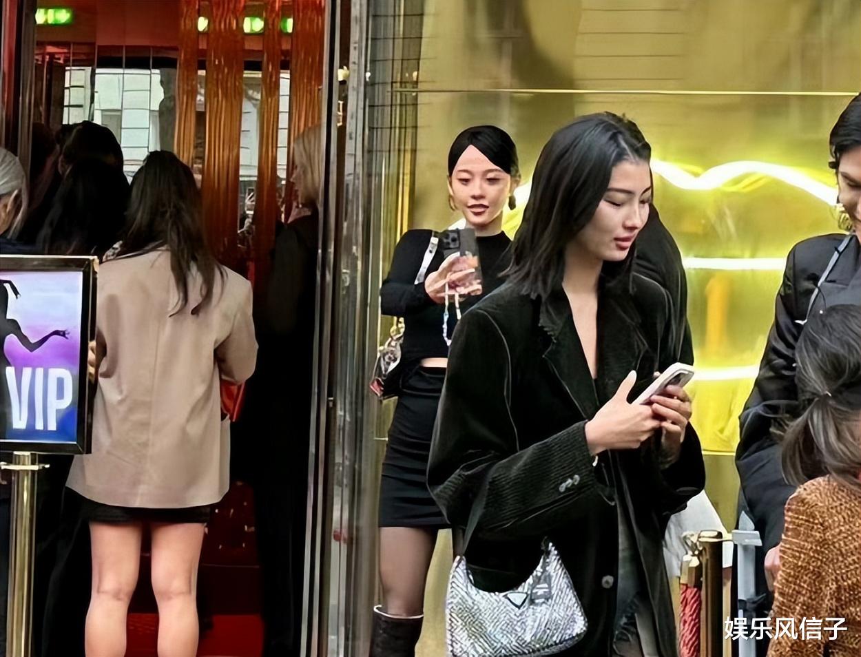 张嘉倪疯马秀风波后现身！拍做Lisa同款手势，疑已经破罐子破摔