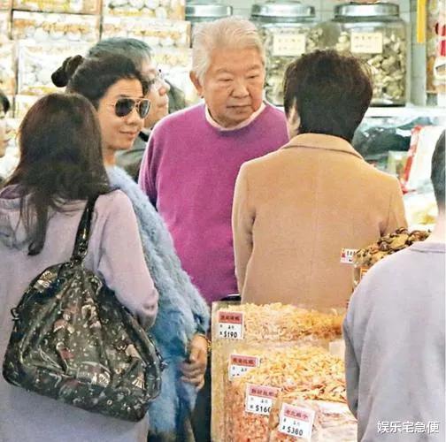 钟楚红|63岁钟楚红真实状态曝光,与亲妹台北约会吃饭,满脸皱纹无惧衰老