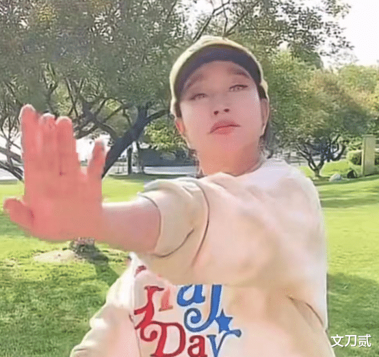 67岁刘晓庆近况，对着镜头尬舞很沉迷，拉皮痕迹明显脸都变形了