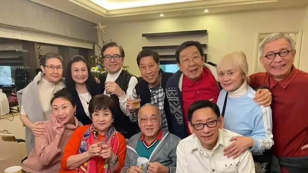 香港知名演员卢海鹏，即使右眼失明，依然笑对生活让人心疼不已！