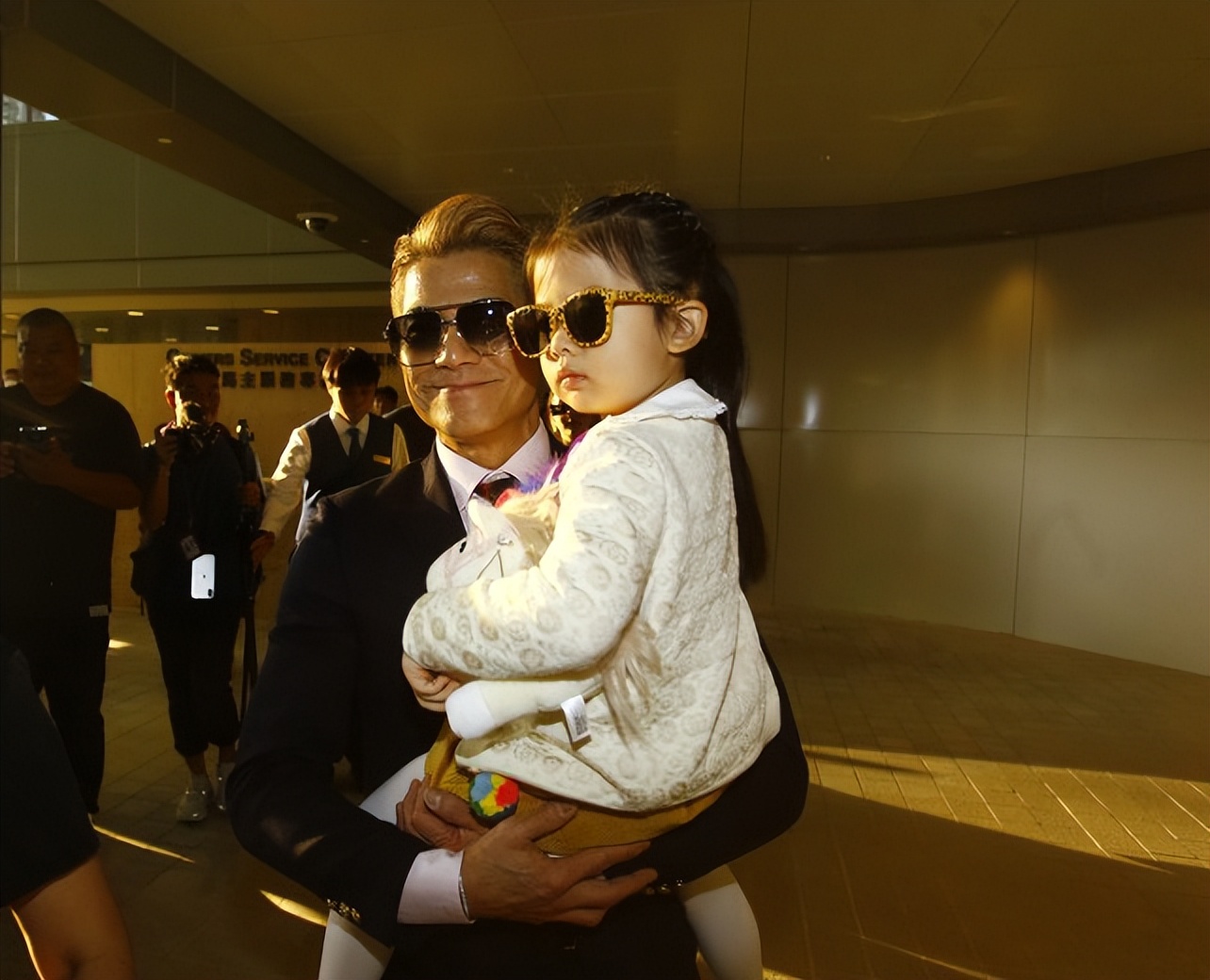 天王嫂方媛深夜晒全家福秀恩爱，大赞老公郭富城是抱娃高手