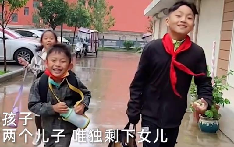 前夫接走俩儿子,独留女儿伤心大哭,妈妈满眼心疼却不知如何安慰