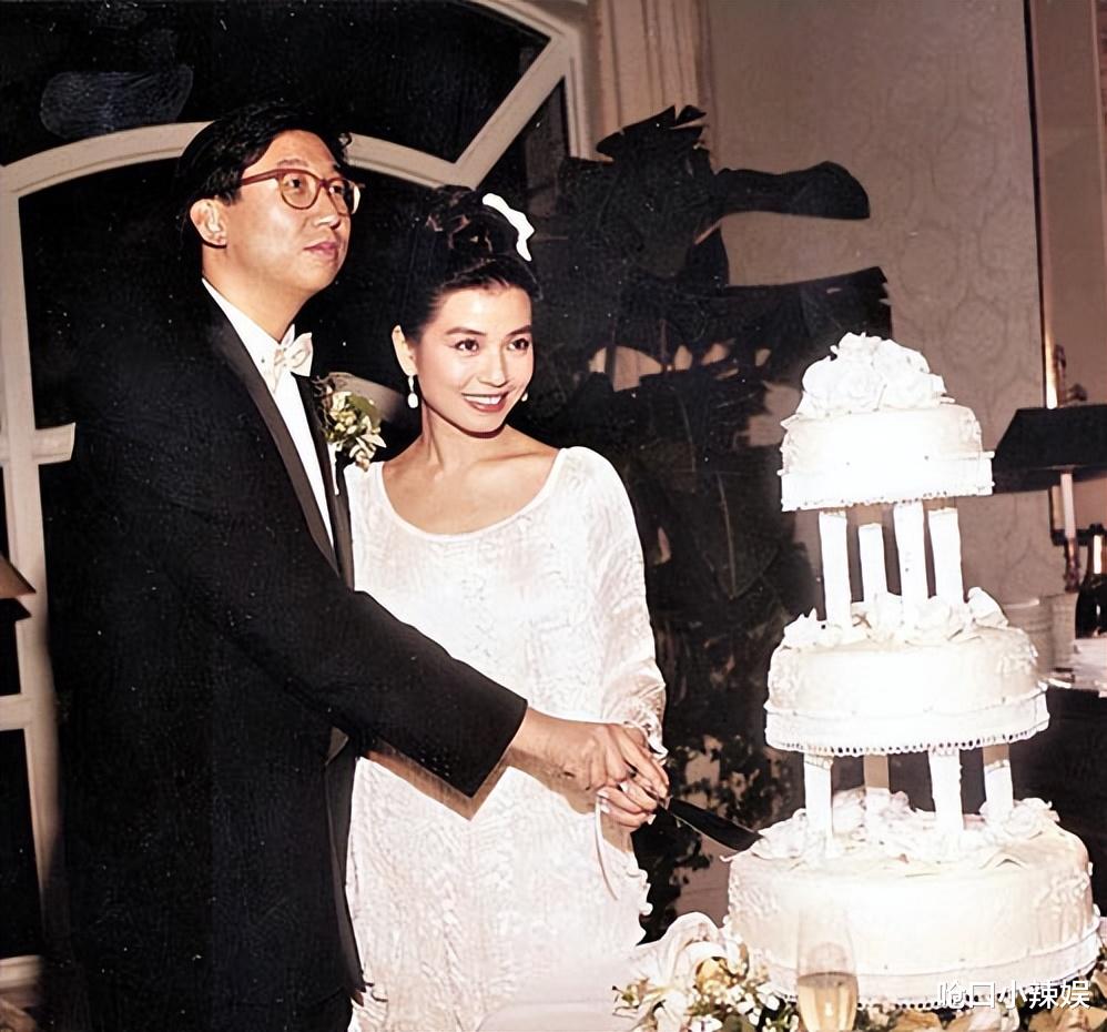 63岁钟楚红现身台北,和老友饮咖啡逛茶行,网友:状态真棒