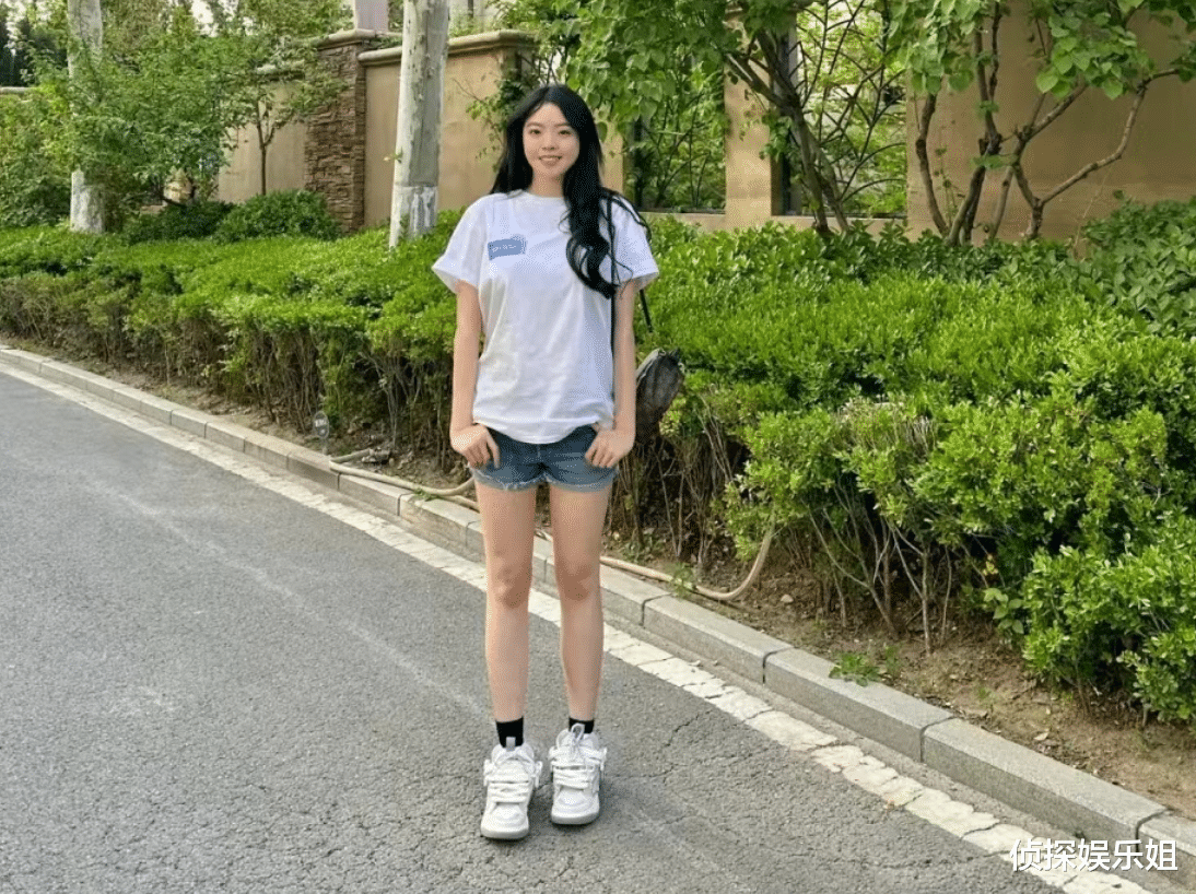 王文也|王中磊25岁女儿晒近照,王文也穿热裤秀长腿,高颜值好身材抢镜