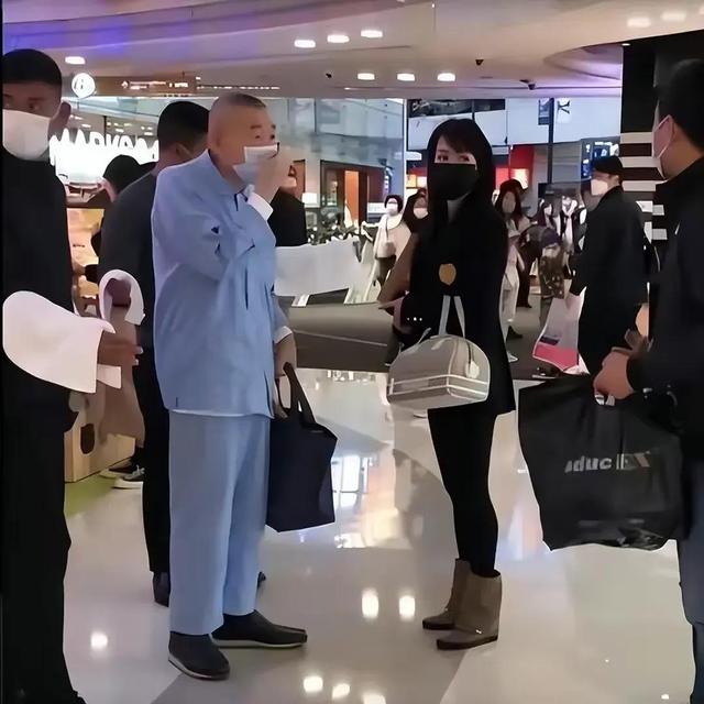 72岁刘銮雄变更遗嘱，前妻之子继承大部分财产，娇妻甘比被踢出局