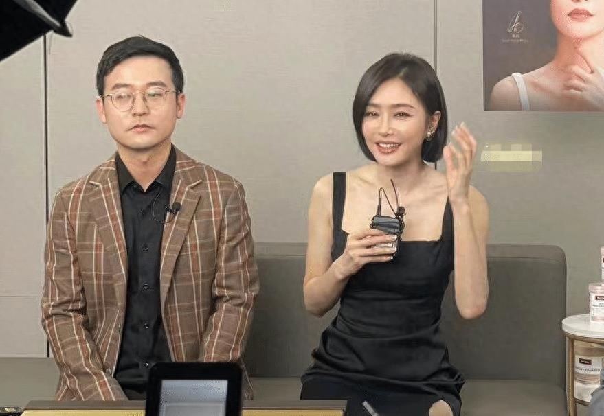 43岁秦岚直播被截图,失去了精修待遇,这状态是认真的吗?