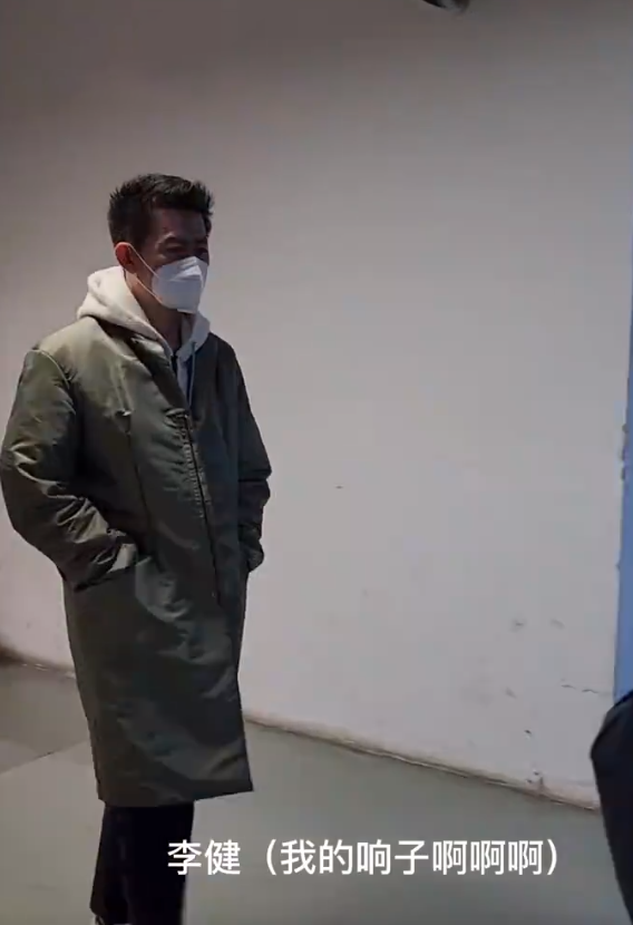 张译|张颂文李健参加庆功宴，张译未参加与剧组彻底闹翻，实体书被除名