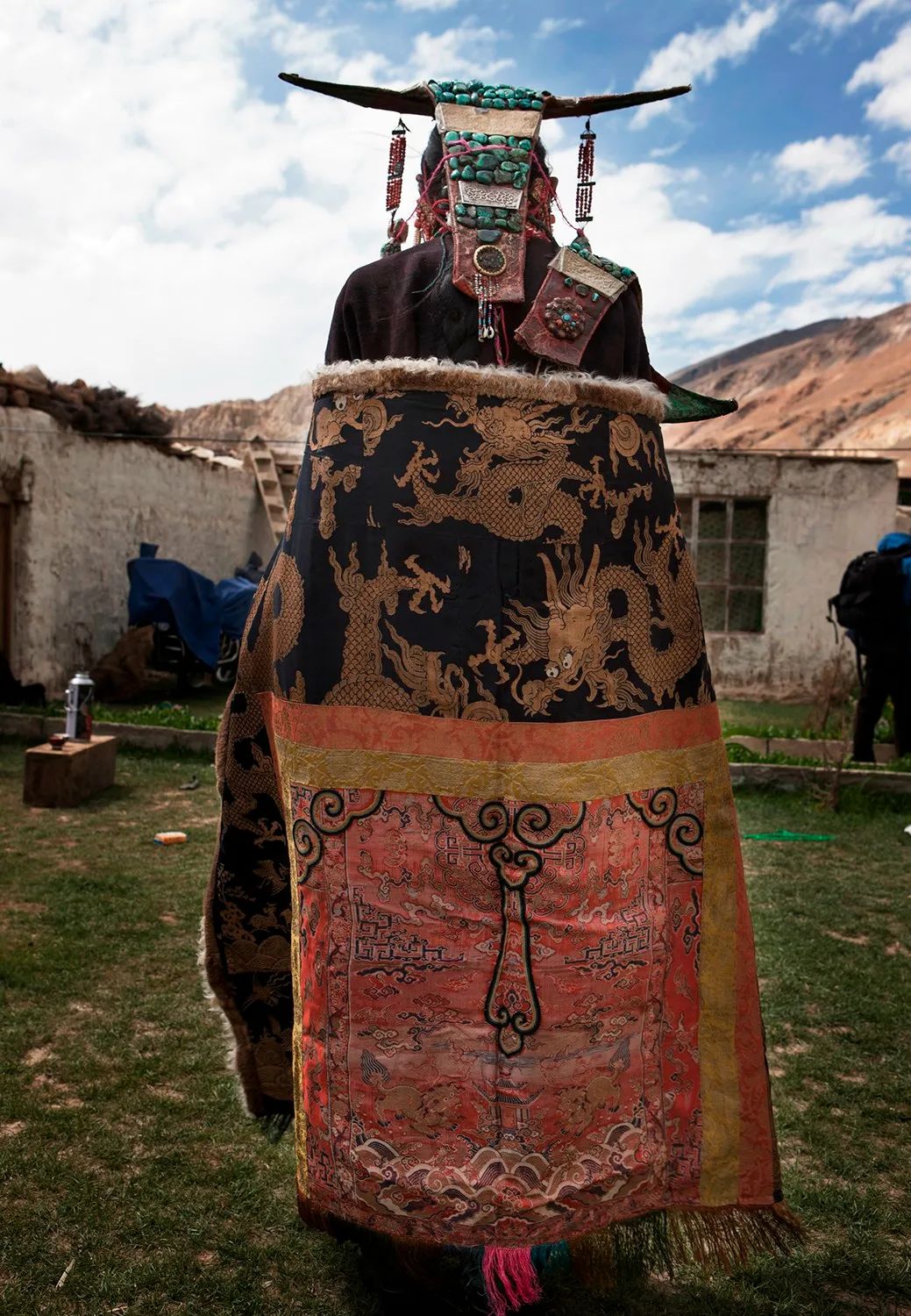 看看藏服上百块老蜜蜡、无数颗珍珠、红珊瑚、绿松石