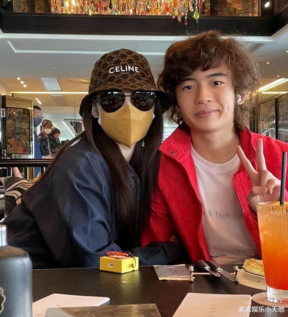 张柏芝晒两个大儿子亲密合影：Lucas被妈妈搂着，Quintus耍酷拍照