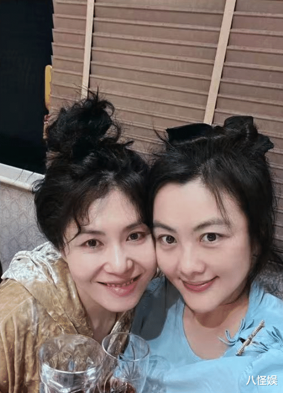 李健高调秀恩爱,携妻与好友聚会,孟小蓓高清正脸首曝光长相甜美