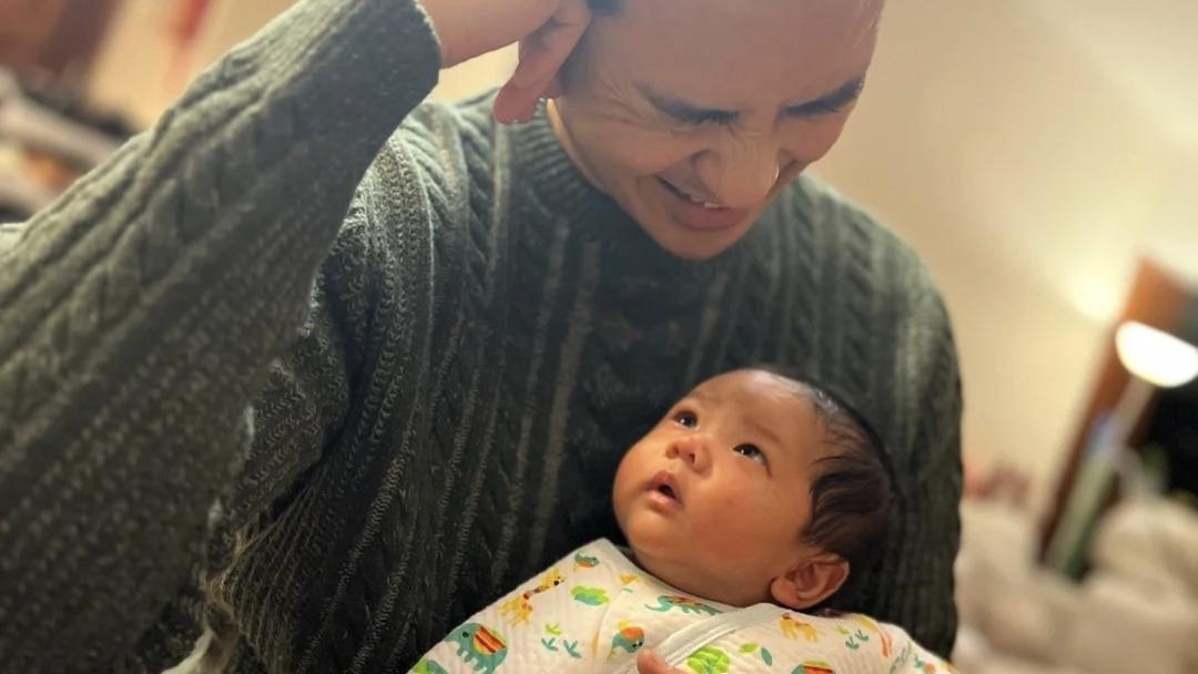 |陈凯琳晒幸福日常，52岁郑嘉颖扮鬼脸逗2个月小儿子，三兄弟有爱同框