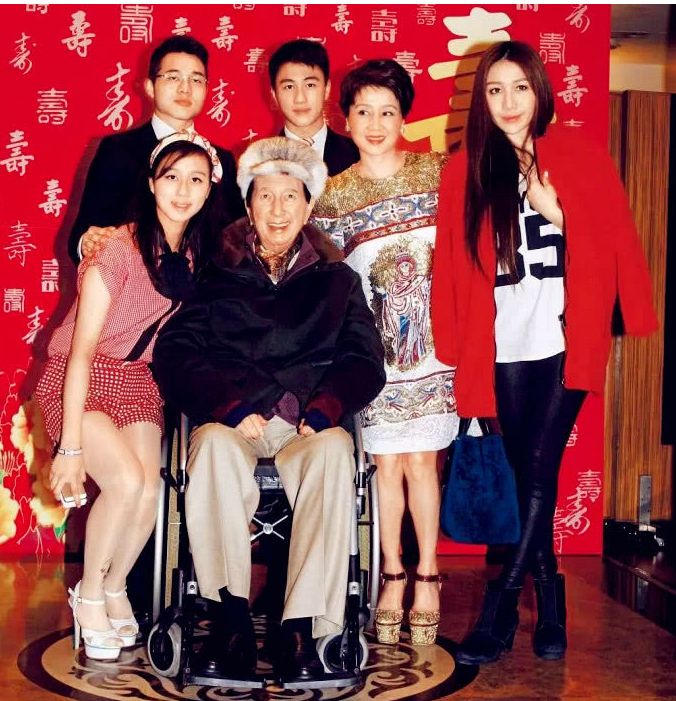 何猷君|何猷君何超欣参加婚礼，外甥女何倩珩一同前行，裙子与何超莲撞衫