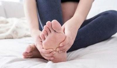 血糖|双脚是健康的“红绿灯”，这4种表现提示身体出问题了，别忽视