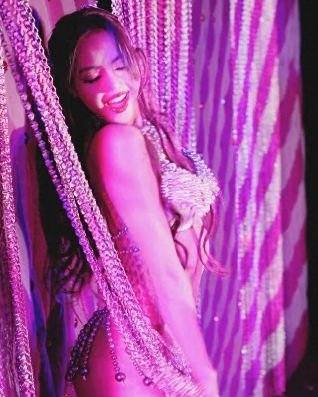 Lisa再晒私密照！疯马秀“战袍”高价出售引争议，卡琳娜点赞被嘲