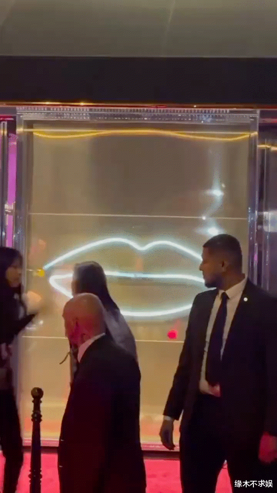 Lisa疯马秀疑为Jennie推迟半小时，Jennie离场尴尬，双方粉丝互怼