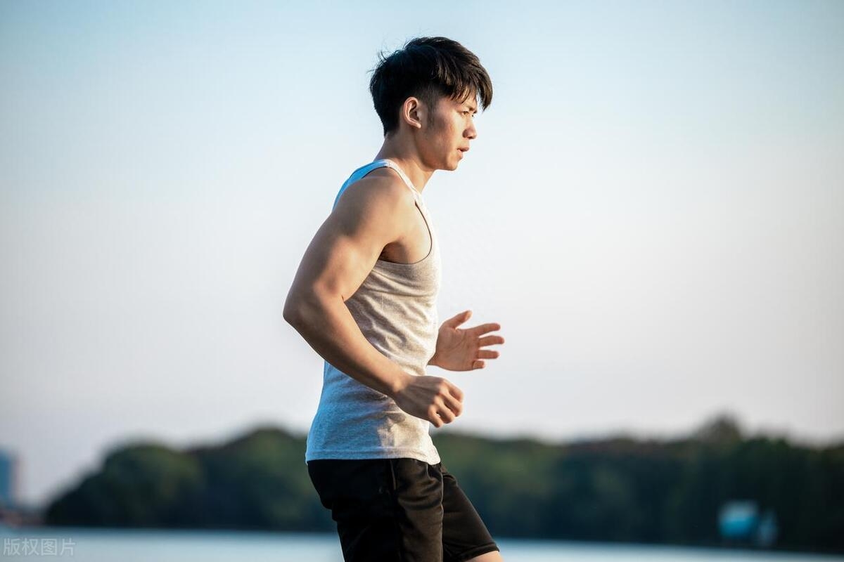 瘦子练肌肉不是光顾着练就行,晚上做好4件事情,才更容易长肌肉