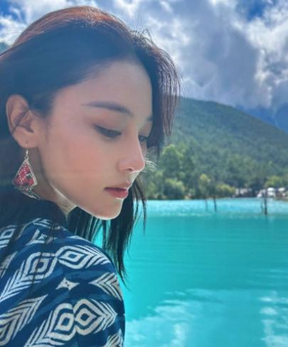 36岁张馨予和老公一同出游,老公发福认不出,给老婆拍照又拎包