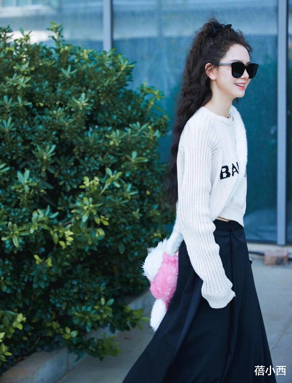 戚薇又带火了“极简”穿搭：白毛衣+半身裙+羊毛卷，时髦又洋气