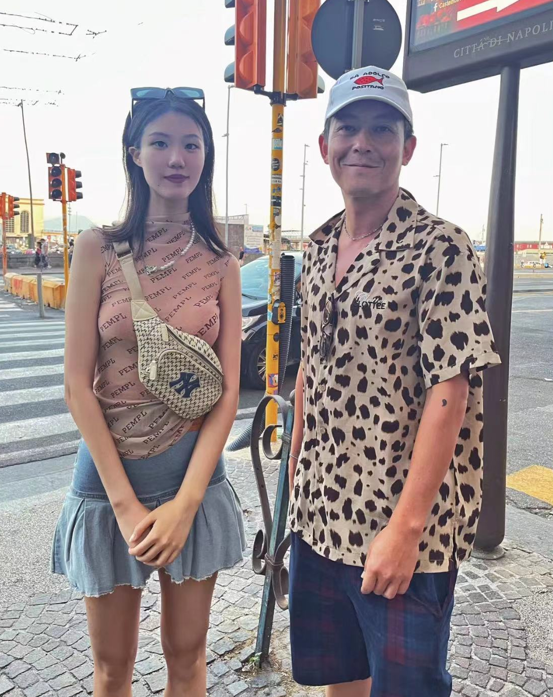 43岁陈冠希旅居意大利!陪妻女一起旅游,小9岁超模老婆年轻可爱