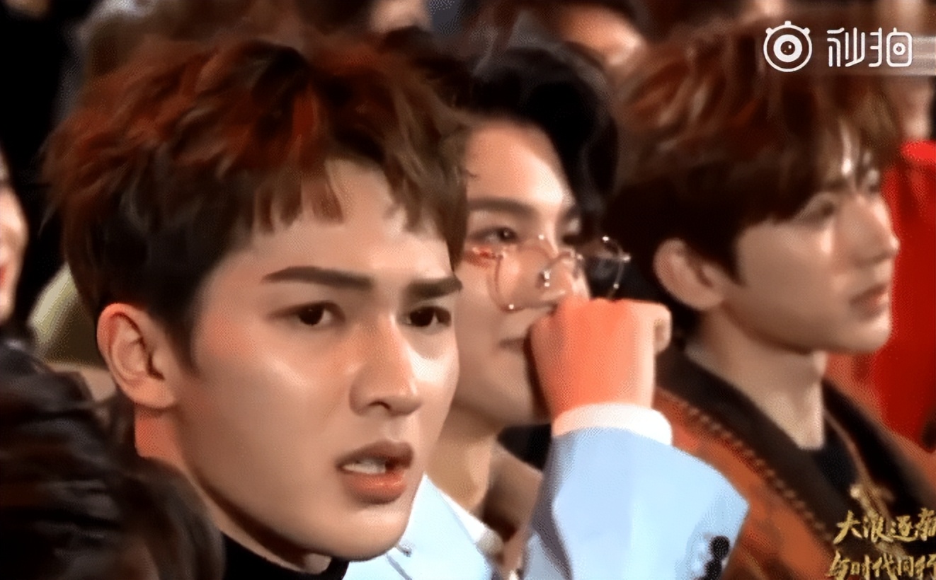 周星驰体验离子烫黑长直照片真“婀娜”！星爷扮女人正面照片并不少