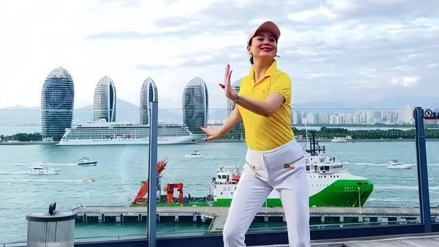 朱军|朱军妻子晒舞姿反被嘲笑，腰间赘肉太过明显，裤子穿的尴尬