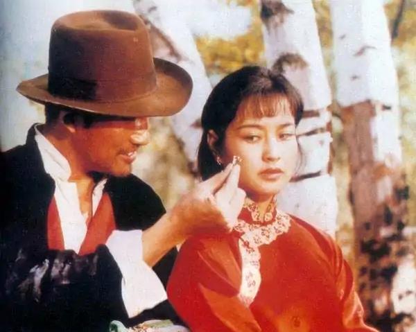 71岁刘晓庆官宣怀孕被骂上了热搜:都绝经了,还能生