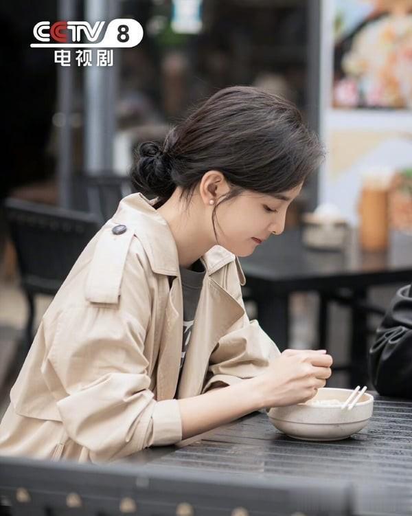 章若楠7大发型模板:秋日感低马尾、清纯系麻花辫受封国民白月光