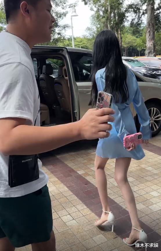 170cm孙怡沃尔玛扫楼，衣服皱巴巴本人又高又瘦，双腿暴露年龄