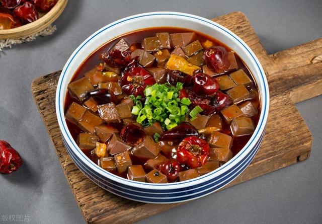 吃完动物血后大便发黑，是肺在排毒还是身体出了问题？真相来了