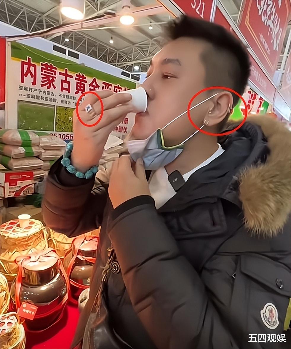 45岁的朱孝天在北京赶大集,身材发福,路人认不出,惦记买黄酒孝敬老婆