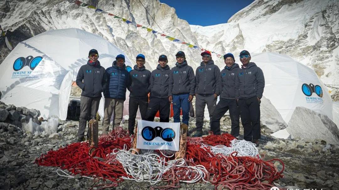 珠峰|想象尼泊尔2023年珠峰修路队成功铺设路绳至8848.86米顶峰