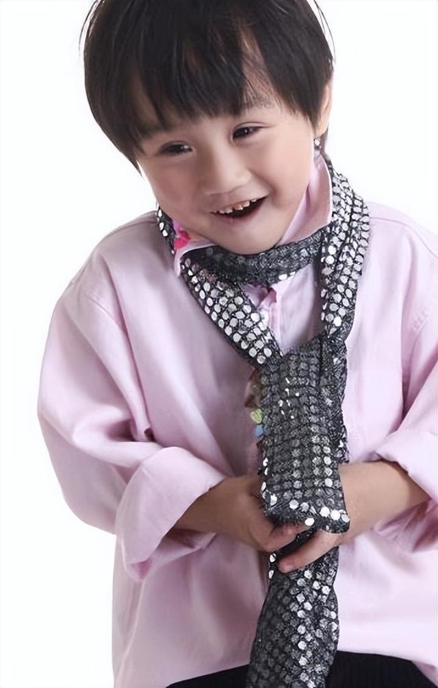 刘楚恬:2岁出道年入百万,因长相甜美被禁止整容,如今长成啥样