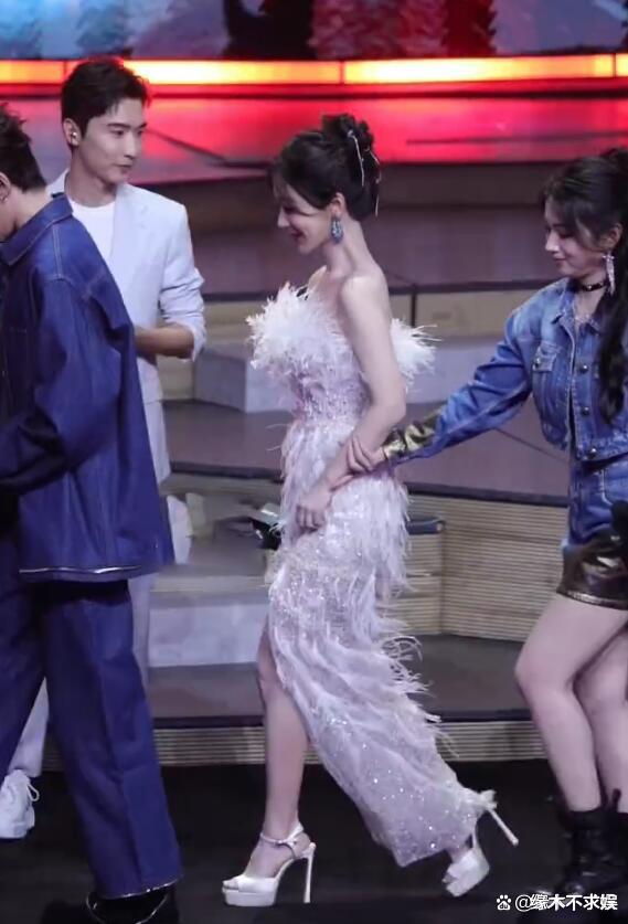 《长相思》晚会被喊退钱：杨紫落泪、张晚意邓为太尬、檀健次救场