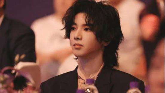 央视不再给华晨宇“留面子”：时代抛弃你的时候，连招呼都不打！