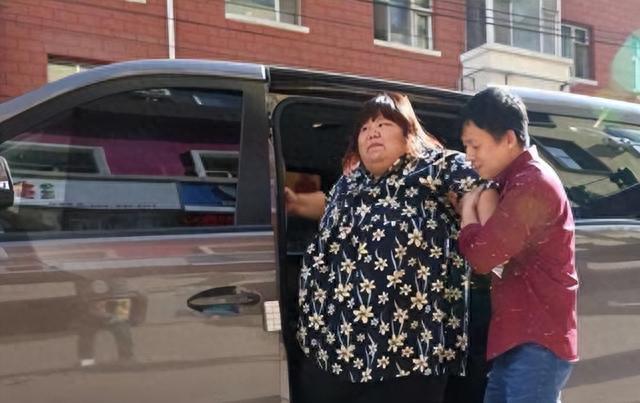 昔日校花被丈夫喂到330斤、睡塌两张床，丈夫：我怕她被别人抢走