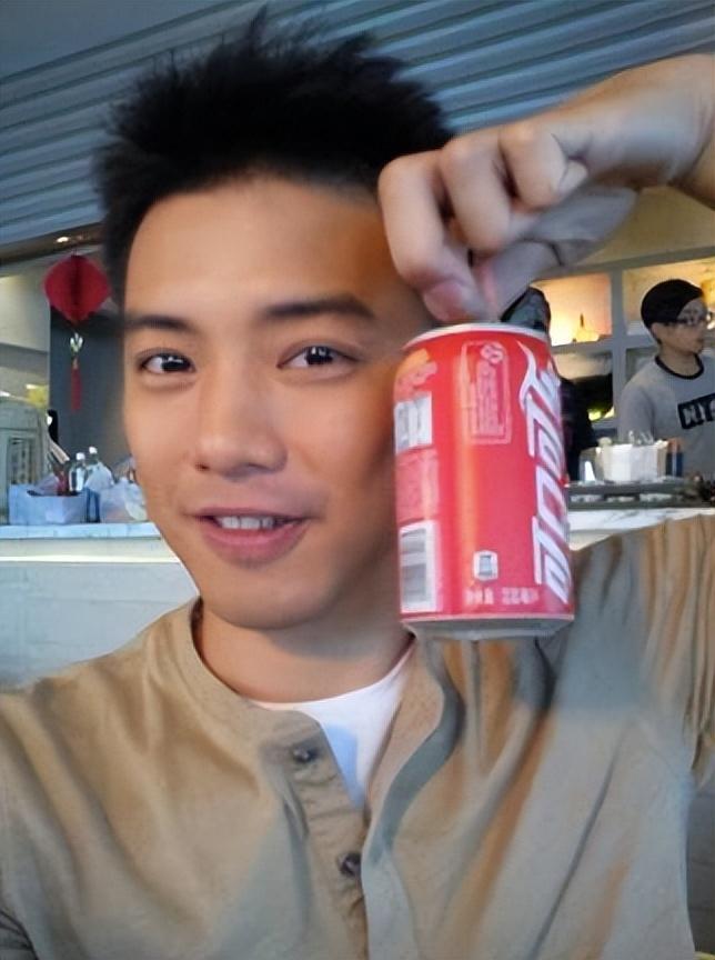 他斯文俊朗选美出身，是TVB小生，离巢跨越中国去内蒙投资，够胆