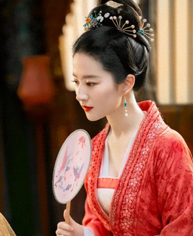 嘴唇厚、小鸡嘴，地包天，这8位女星看似貌美如花，实则奇怪