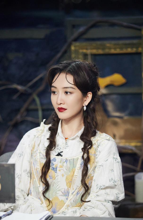 王鸥|《大侦探8》第二案剧照：何炅蒲熠星变成嫌疑人，王鸥优雅妆容！