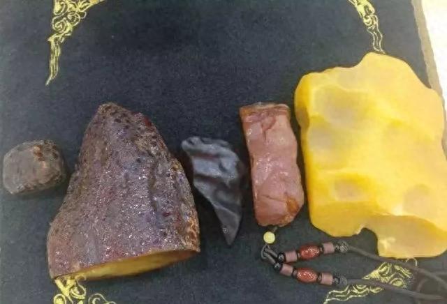 众多“蜜蜡原石”中,有三种不能玩