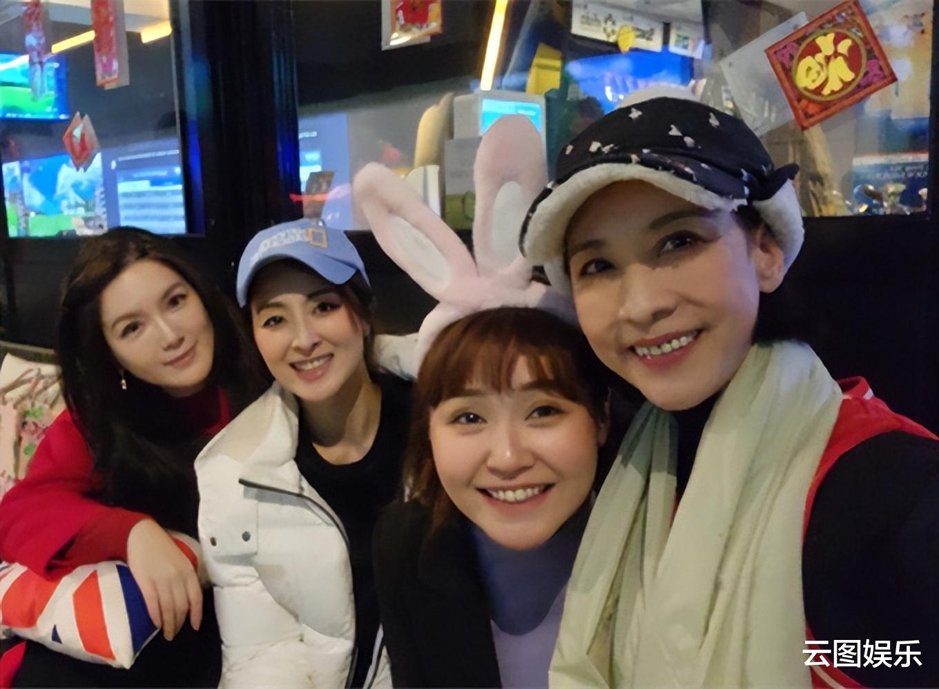 邵美琪|30位港星包下餐厅吃团年饭,喝到脸红很尽兴,57岁邵美琪冻龄有术