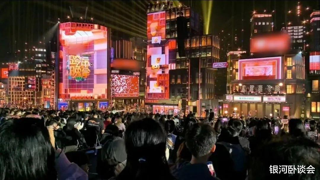 跨年晚会|芒果跨年晚会大翻车：现场观众花大钱看不清明星，广告太多被吐槽