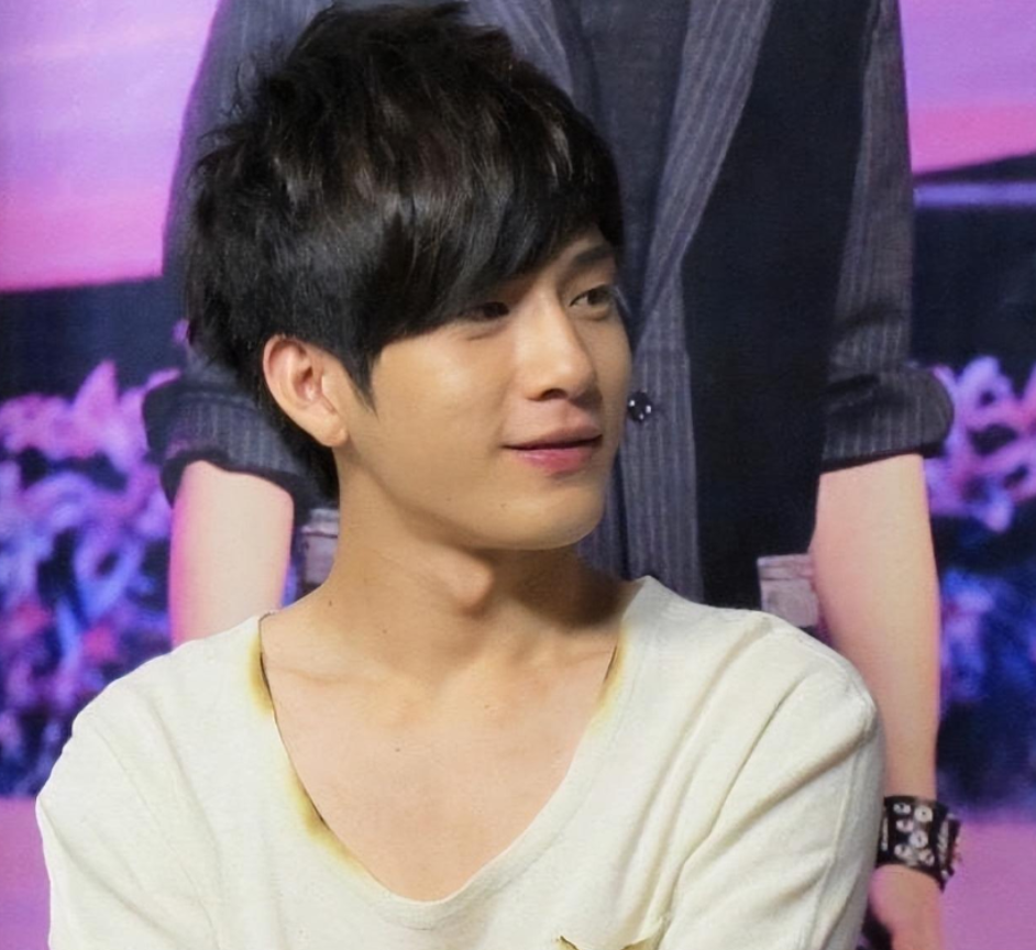 井柏然|演员井柏然: 出生28天被弃, 奶奶捡废品将他养大, 爆红后父母来认亲